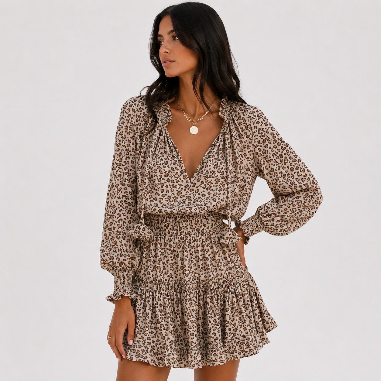 Vestido mini con escote en V, manga larga y volantes