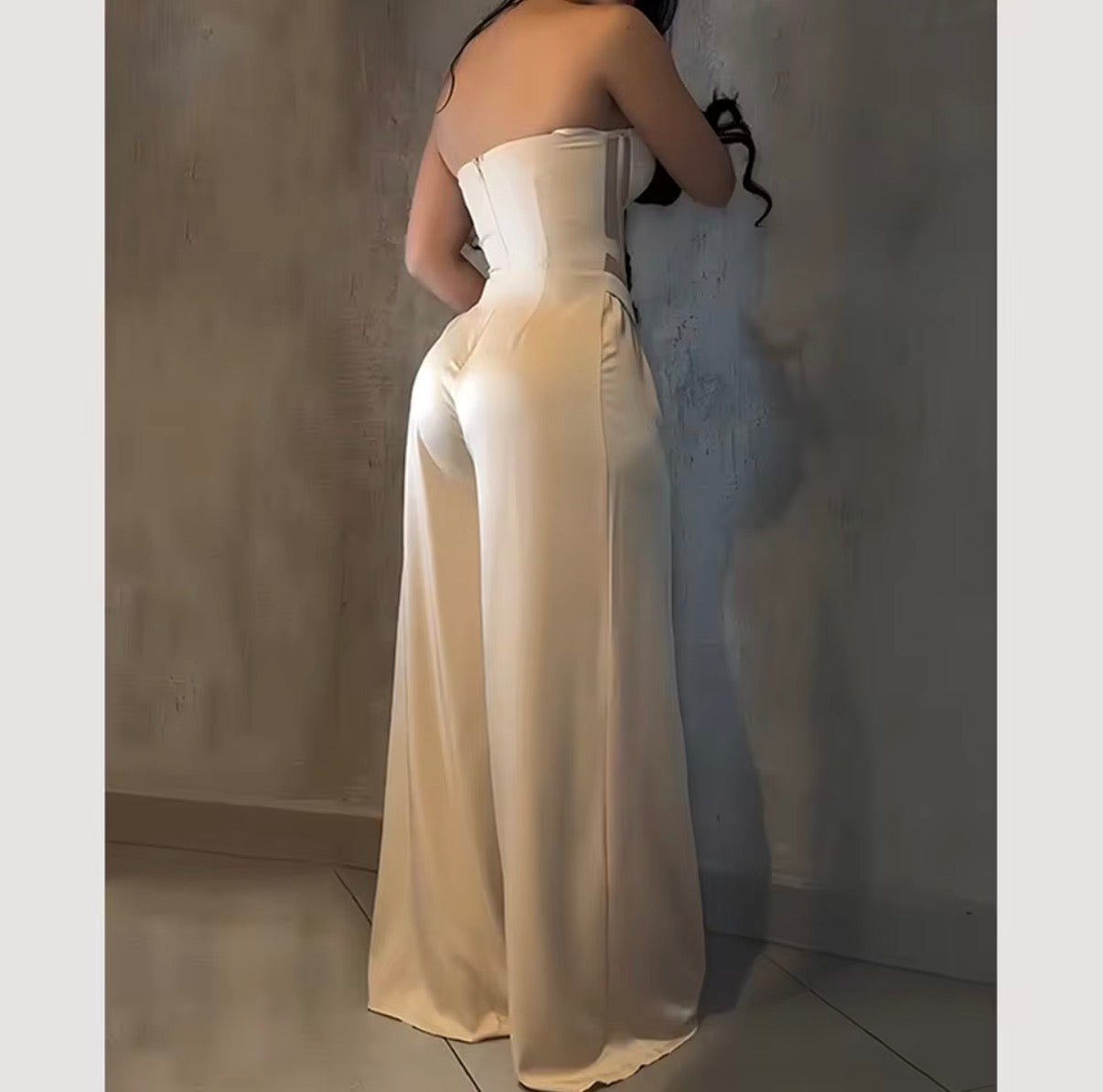 Mono informal de corte ajustado y pierna ancha con top tipo bandeau
