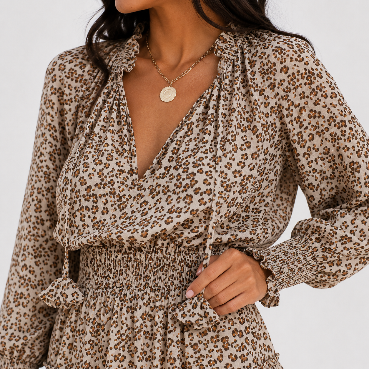 Vestido mini con escote en V, manga larga y volantes