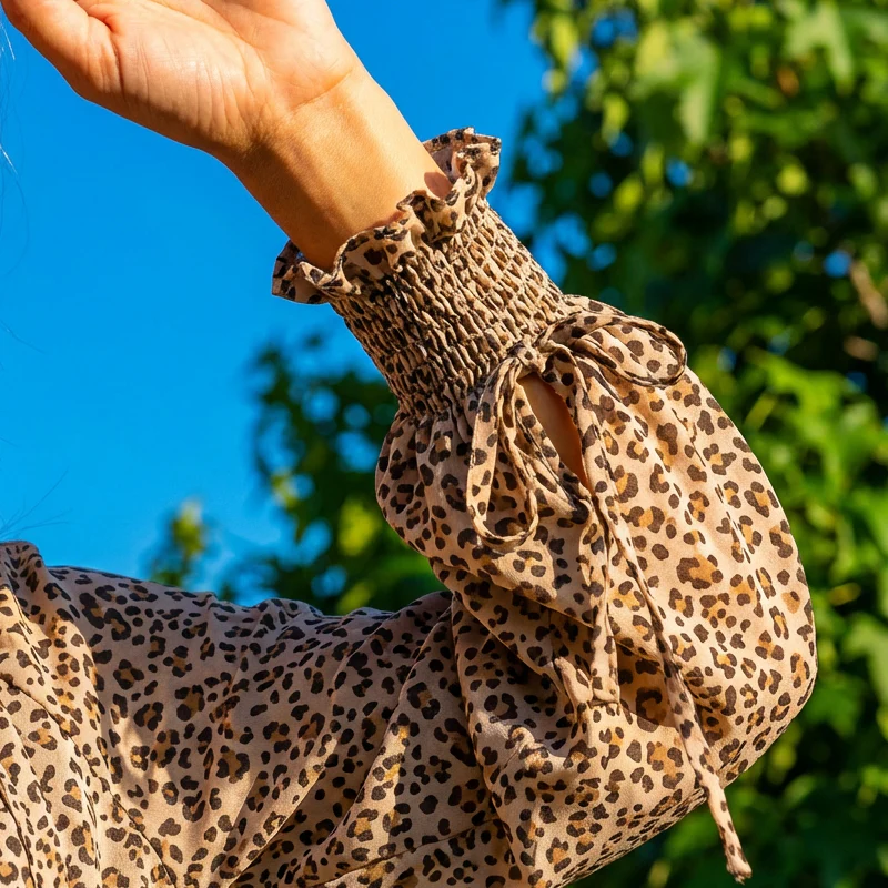 Vestido mini con escote en V, manga larga y volantes