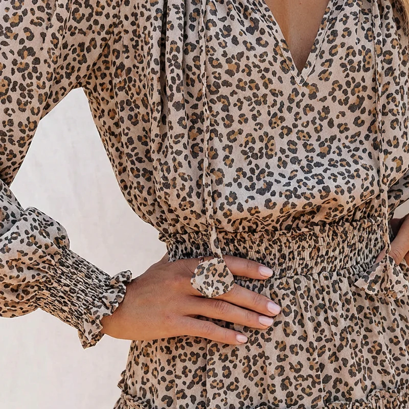 Vestido mini con escote en V, manga larga y volantes