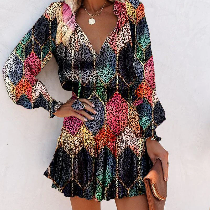 Vestido mini con escote en V, manga larga y volantes